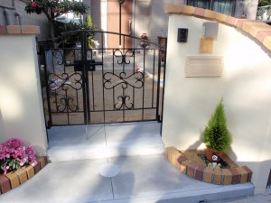 明るく軽快なやさしい門周り　　愛知県名古屋市２