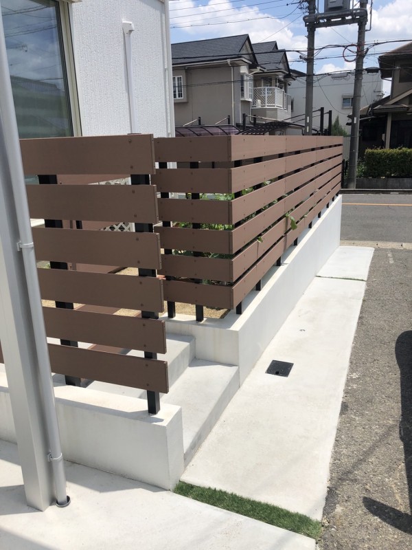 植栽と広々としたアプローチが特徴的な外構４