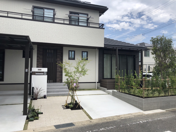 植栽と広々としたアプローチが特徴的な外構１