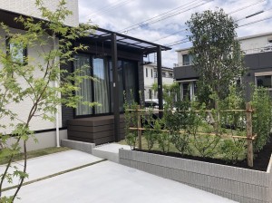 植栽と広々としたアプローチが特徴的な外構２