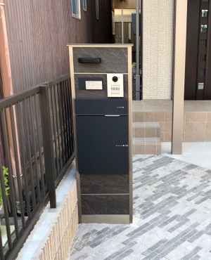 フラミア敷きが特徴的な外構２