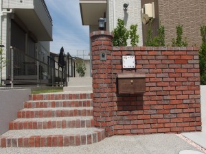 ナチュラルな雰囲気の玄関アプローチ　名古屋市２